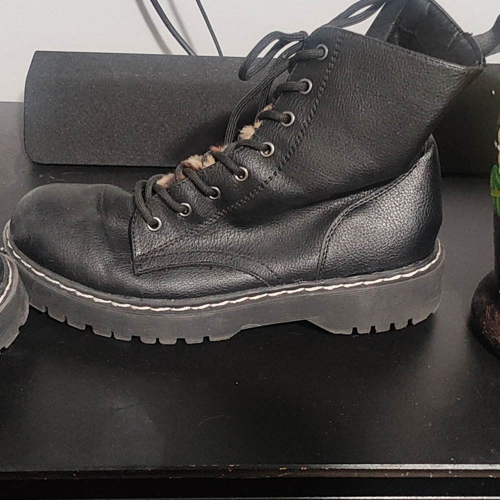 Shoes - Picture 2 of 3